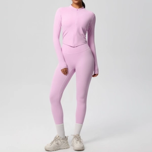 Vue de face de l'ensemble de yoga violet pastel avec veste zippée et legging