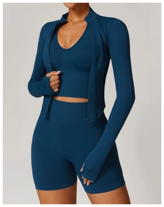 Détail d'un ensemble de sport sans couture extensible avec texture côtelée et passe-pouces