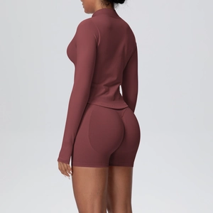 Vue arrière d'un ensemble de yoga deux pièces avec short de compression et haut zippé