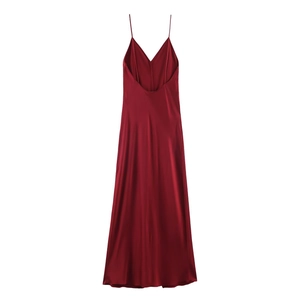Elegante abito lungo sottoveste in raso rosso intenso con trama lucida su bianco