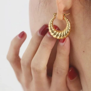 Modische goldene Croissant-Creolen aus Edelstahl für Damen mit gedrehtem Design