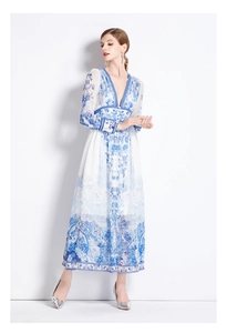 Détail de robe longue bohème à fleurs bleues et blanches avec col en V et manches longues