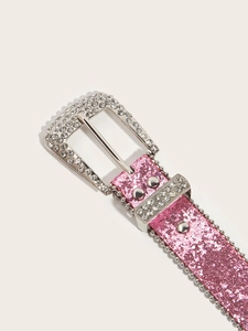Gros plan sur une ceinture rose pailletée avec boucle en strass et détails argentés