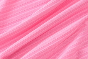 Détail du tissu en maille côtelée rose vif montrant la texture sur la robe