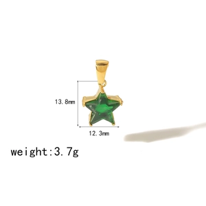 Pendentif étoile en or 18k avec pierre verte et détails des dimensions précises