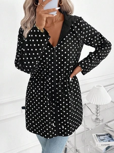 Detailaufnahme der schwarzen Polka-Dot-Jacke mit Kapuze, Reißverschluss und Taillenzugband