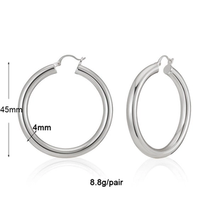 Créoles épaisses argentées de 45 mm de diamètre et 4 mm de largeur sur fond blanc
