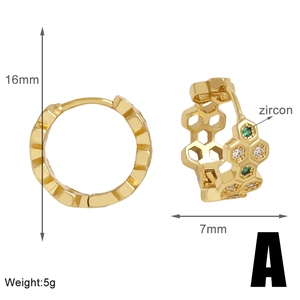 Détail des boucles d'oreilles alvéolées dorées de 16mm avec zircons bicolores