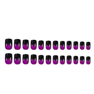 Détail de 24 faux ongles brillants avec dégradé de couleur noir et violet ombre