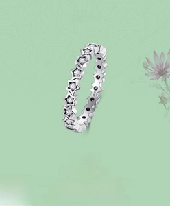 Detailed close-up of S925 sterling silver star-shaped ring with pavé cubic zirconia