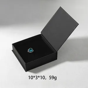 Anillo con gema de corazón azul en una caja de regalo negra cuadrada de 10x10cm