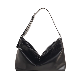 Détail du sac cabas en cuir PU noir minimaliste avec plis élégants et boucle argent