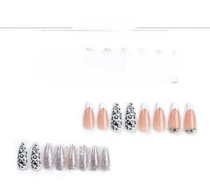 Makro-Detail von Nude French Mandel-Nägeln mit Leopardenmuster und silbernem Glitzer
