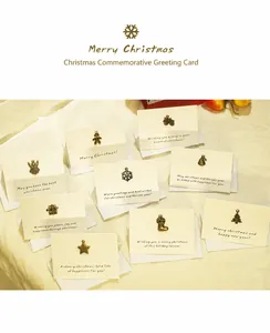Détail de mini cartes de Noël vintage avec breloques en bronze sur papier spécial ivoire
