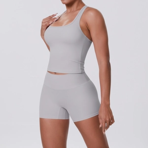Détails du haut de sport gris clair et du short taille haute avec fini mat