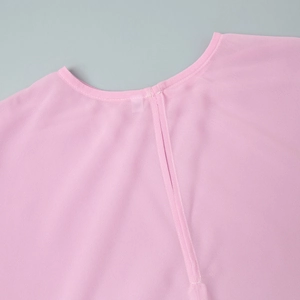 Detail van de roze chiffon cape met de ronde halslijn en hoogwaardige afwerking