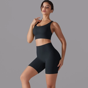 Completo sportivo nero due pezzi con pantaloncini fitness a vita alta e reggiseno abbinato