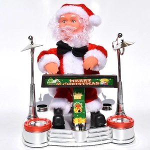 Elektrischer musikalischer Weihnachtsmann am silbernen Schlagzeug mit Weihnachtsbanner