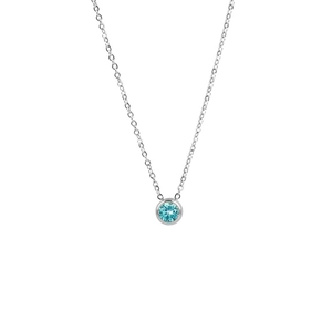 Makroaufnahme der silbernen Edelstahlkette mit rundem blauem Zirkonia-Solitäranhänger