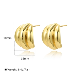 Minimalist 18k gold plated ribbed C-shaped earrings with 18mm height and 6.4g weight