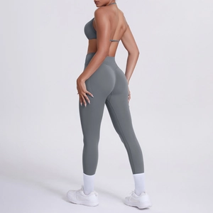 Vista posteriore del set yoga grigio a vita alta con dettagli e effetto lifting