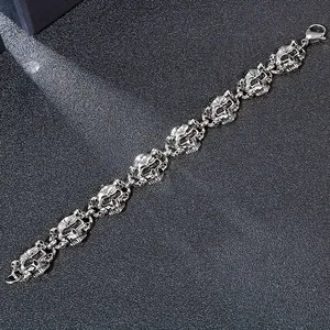 Détail du bracelet punk à maillons tête de mort en argent vieilli avec fermoir mousqueton
