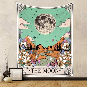 Dettaglio dell'arazzo tarocchi The Moon appeso a una parete ruvida in un interno