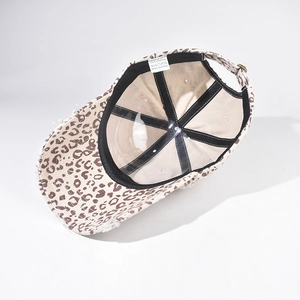 Berretto da baseball in cotone con stampa leopardata beige, visiera vissuta e fibbia