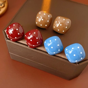 Drei Paar quadratische Polka-Dot-Ohrringe in Burgund, Braun und Blau auf Schmuckschatulle