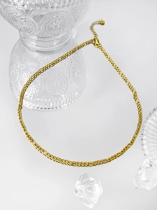 Detail of 18K gold-plated Figaro chain with adjustable clasp and small heart charm