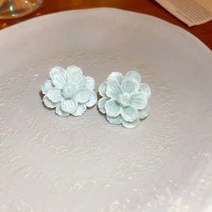 Boucles d'oreilles fleur vert clair avec finition brillante sur plat en céramique