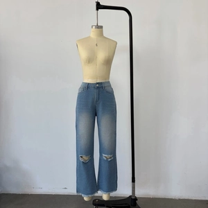 Détails de jean bleu clair délavé avec déchirures et coupe droite pour femmes