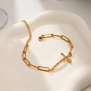 Gouden roestvrijstalen paperclip armband met een schitterende kruishanger met strass-steentjes