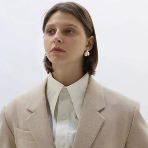 Boucles d'oreilles gouttes d'eau argentées polies sur mannequin au style vintage