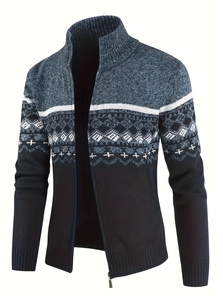Detail der Strickjacke mit nordischem Jacquard-Muster, Stehkragen und Reißverschluss