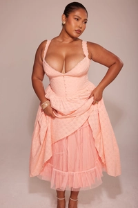Vue détaillée de la broderie en dentelle rose et tulle sur une robe corset ajustée