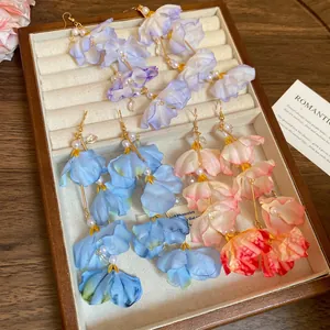 Boucles d'oreilles pétales à pampilles avec perles et crochets dorés en lot de trois
