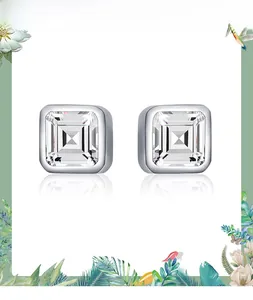 Détail de boucles d'oreilles carrées en zircon et argent s925 serti clos chic