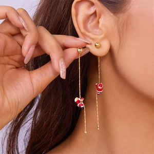 Boucles d'oreilles de Noël asymétriques avec puce et Père Noël grimpant sur chaîne dorée