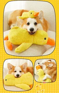 Détail du jouet pour chien canard jaune avec texture en peluche gaufrée pour mâcher