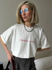 Retro oversized λευκό βαμβακερό t-shirt με κόκκινα ρωσικά γράμματα για γυναίκες στυλ