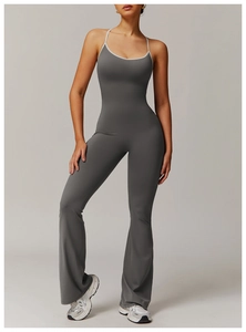 Détail d'une combinaison de yoga gris foncé avec dos croisé et jambes évasées