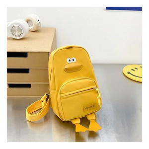 Dettaglio del marsupio giallo a forma di papera per bambini in pelle liscia con tracolla regolabile