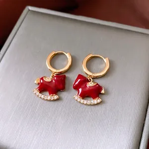 Orecchini A Cavallo A Dondolo Rame Placcato Oro 18K Smalto Rosso Zirconia Stile Cinese Con Perno In Argento