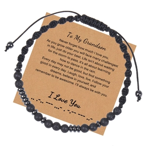 Détail du bracelet en perles code Morse sur carte cadeau pour petit-fils avec pierres de lave