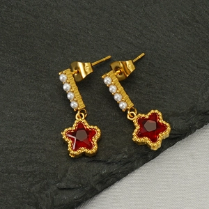 Boucles d'oreilles étoiles rouges et perles blanches sur base dorée, vue à 45 degrés