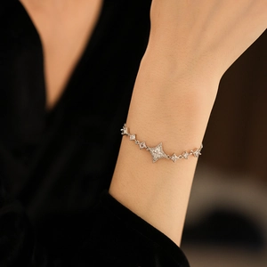 Vue détaillée d'un bracelet étoile en argent avec zircon sur poignet pour un style élégant