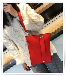 Pochette a busta rossa a grana con borchie dorate e dettaglio zip verticale