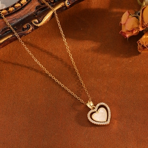Ensemble collier cœur doré élégant avec incrustation en nacre et diamants