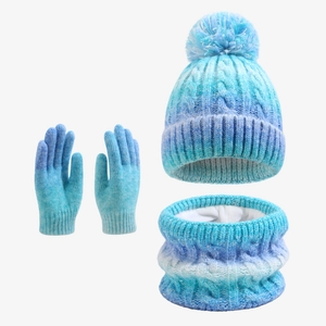 Detaillierte Zopfstrick-Struktur und weißes Fleece-Futter des blau-weißen Winter-Sets